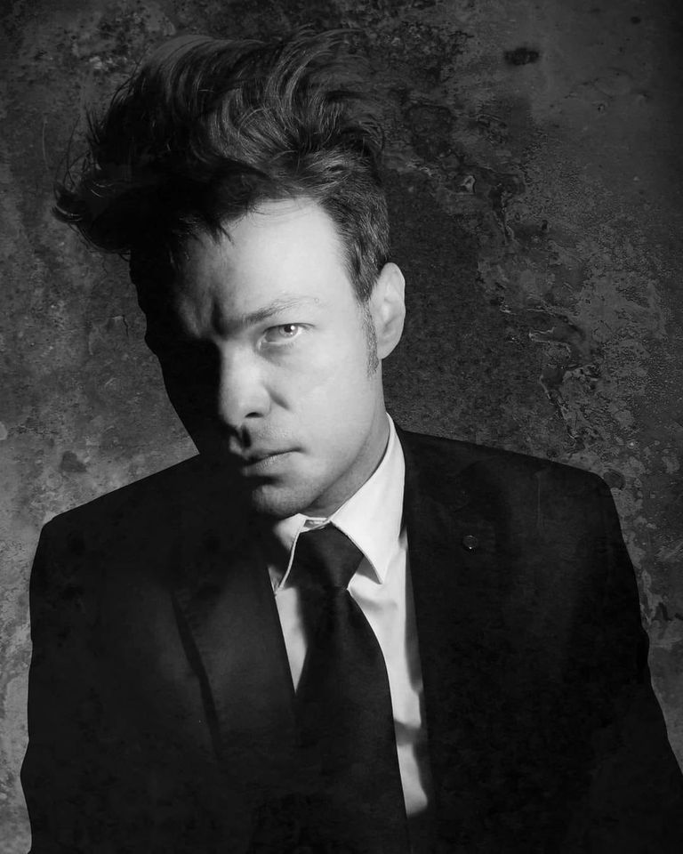 Chat with Justin today (July 8) during a YouTube LIVE Q&amp;A at 8PM (CET) / 2PM (EST)!

Link: youtube.com/live/TcN0VVMpz…

Be mindful of your timezone. 😉

Portrait: Steven Lapcevic 

#feedingfingers #punk #indie #postpunk #darkindie #dreampop #shoegaze #alternativerock #indierock