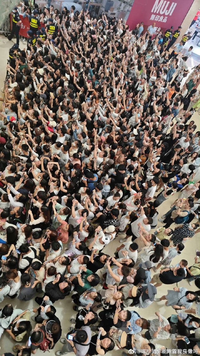 cmonli9ht9's tweet photo. Tansongyun's crowd!
#TanSongyun #谭松韵 #ถานซงอวิ้น
#RELLET https://t.co/vmkvN2Tn0Y
