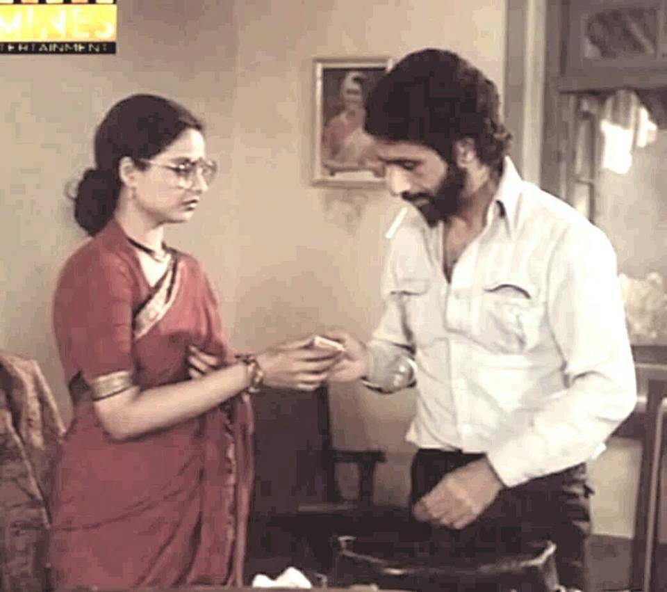 Bollywoodirect's tweet image. &apos;अब भी माचिस रखती हो? पहले तो मेरे लिए रखती थी, अब?&apos;

&apos;अब अपने लिए रखती हूं।&apos;

&apos;मतलब सिगरेट पीना शुरू कर दिया क्या?&apos;

&apos;नहीं, आपकी भूलने की आदत नहीं गयी। मेरी रखने की आदत नहीं गयी।&apos;

36 Years of #Ijaazat (08/07/1987)

Direction, Screenplay, Lyrics and Dialogues: #Gulzar