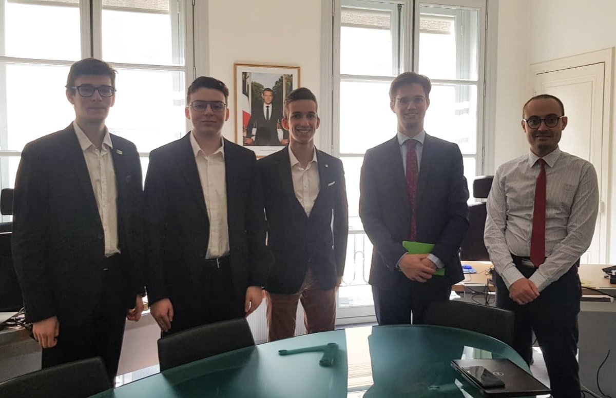 PierreNeveu_'s tweet photo. Rencontre avec deux conseillers de la Secrétaire d'Etat @sarahelhairy  au ministère @education_gouv 🏢, pour réfléchir sur la problématique relative à l'accès au @snujemengage pour les jeunes français résidant à l'étranger 🇫🇷

Cc : @jeunesfde

#jeunesseengagée #france #snu https://t.co/ewRnTPGFEc