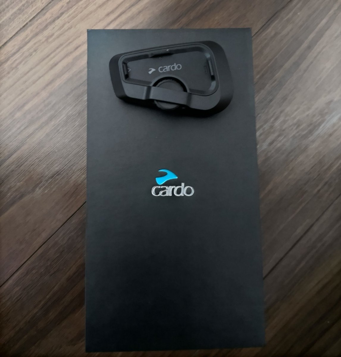 flightlessrider's tweet photo. 悩んだ末CardoのFREECOM2Xを買った。同価格代のB+COM ONEはインカム通話関係の性能が良いから迷ったけど、そもそも基本ソロツーなのでラジオ付&JBLスピーカーのFREECOM2Xにした。グループ通話は走る人にB+COMがいれば出来るらしいし。
時間が出来たら試走したいな。
#Cardo
#FREECOM2X https://t.co/7IZAZJgbve