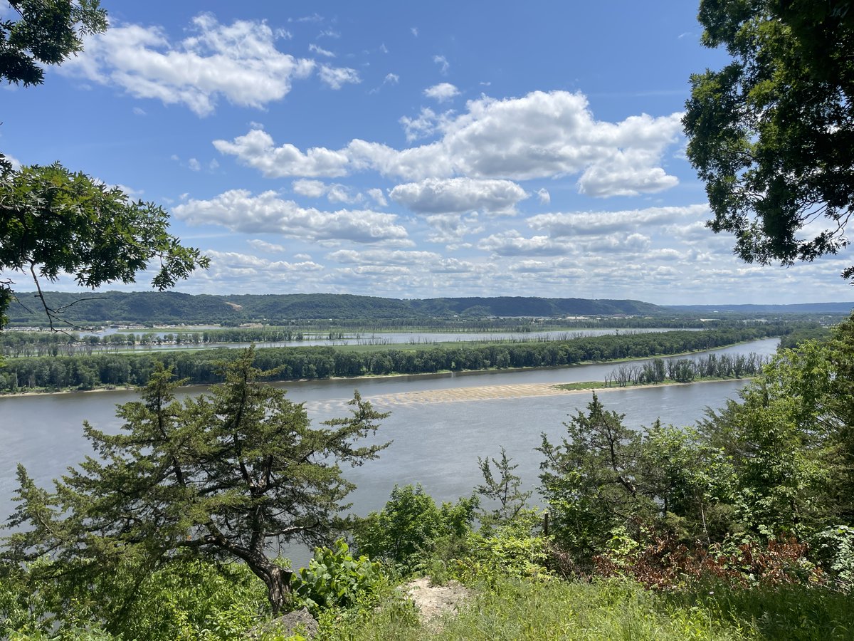 Mallooky90's tweet photo. نهر المسيسيبي "العظيم"  Effigy Mounds https://t.co/kJtgv3InzR