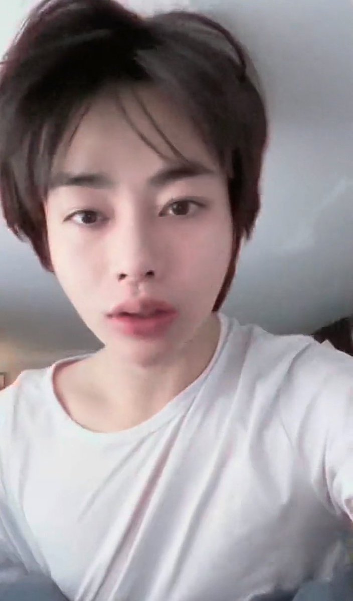 for_hubi's tweet image. how can someone be so attractive just by wearing a plain white shirt 😫