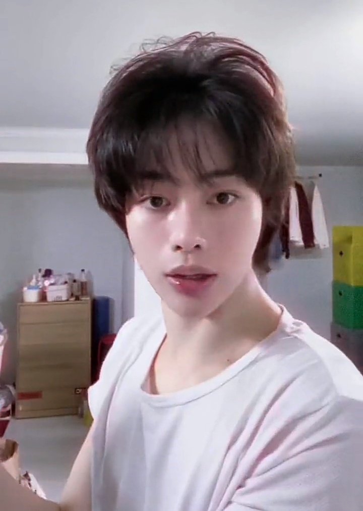 for_hubi's tweet image. how can someone be so attractive just by wearing a plain white shirt 😫