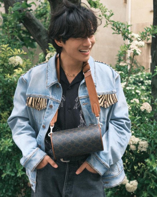 vantaehyunge's tweet photo. The wind blows gently alongside the step I swing. I’m letting it brushes and fluffs my hair until it gets messy. No other purpose other than to let the nature does it job. After all, the pout and the smile make it up for my face. https://t.co/ZDx9ESuZCk