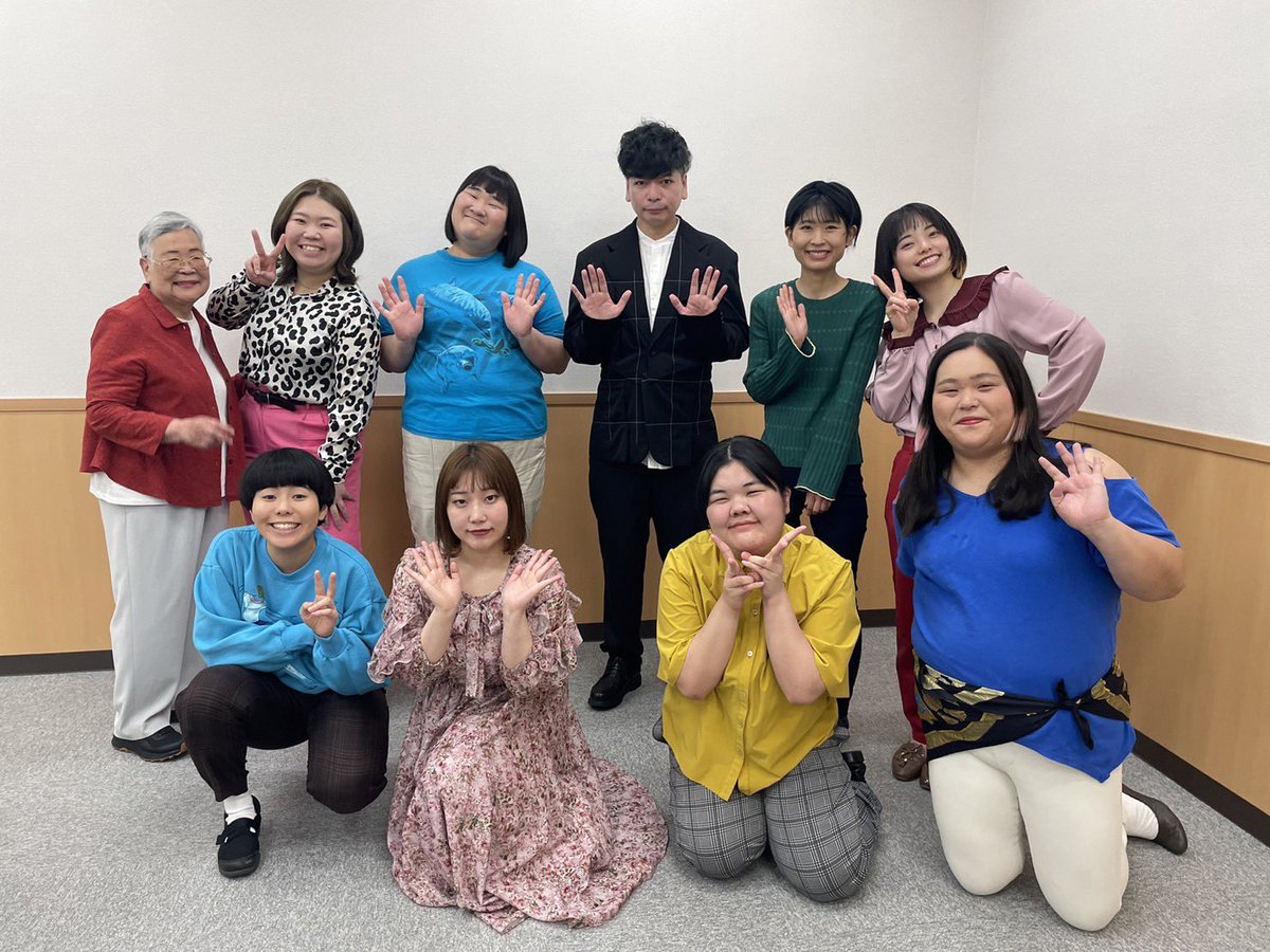 SOUSHIHIROSHO's tweet photo. 帰宅して吉本から届いた『芸人母校へ帰る』のＶチェックして、始めたてのスレッズをぐりぐりして、掃除してたら広末さんの写真集が出てきて、ちょいとエロい目で見てたら今日が誕生日だと気づきました。 https://t.co/nHPdxtjXhn