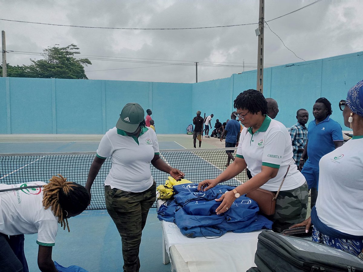 DohouMessan's tweet photo. #Distribution de #kits #scolaires 
La #FondationAbakè soulage les parents.
Près de 200 enfants ont reçu kits contenant les matériels didactiques et de sacs au centre #Benintennisclub d'Akpakpa
#educationnational 
#fondation 
#abake 
#cheritawalter https://t.co/0Bhf83qCsL