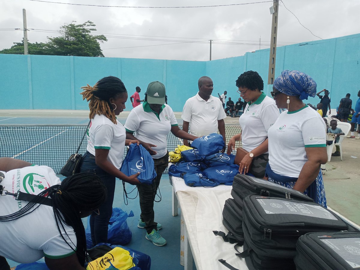 DohouMessan's tweet photo. #Distribution de #kits #scolaires 
La #FondationAbakè soulage les parents.
Près de 200 enfants ont reçu kits contenant les matériels didactiques et de sacs au centre #Benintennisclub d'Akpakpa
#educationnational 
#fondation 
#abake 
#cheritawalter https://t.co/0Bhf83qCsL