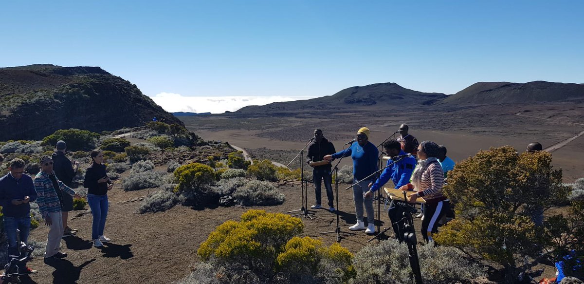 Bullesdeflo's tweet image. Le #13h15 de France 2 est consacré à La Réunion 🇷🇪&amp;gt;&amp;gt; Souvenirs d’un magnifique et unique moment près de la Plaine des Sables avec le groupe de maloya Lindigo, à l’occasion d’une opé avec @OrangeReunion