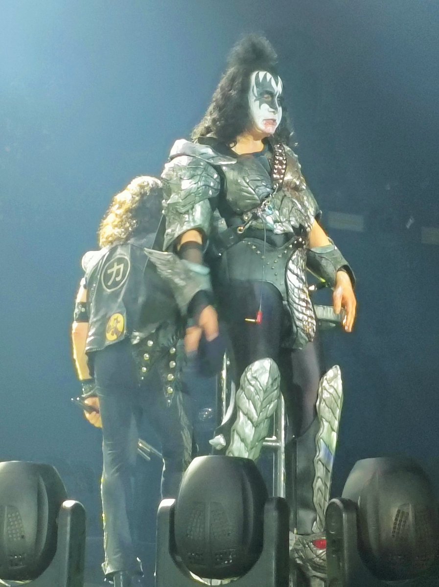 pamelaBatemanLe's tweet photo. @kiss @AOArena Well that's the Wedding #Anniversary done for another year. A bit of Classic Rock to celebrate at the Manchester #AOarena  with @spyboy008 and #Kiss supported by #TheWildThings and #Skindred A Great Night with a Brilliant  @PaulStanleyLive @genesimmons  @kiss  ❤️ #yourock 🤟👏👋 https://t.co/3ZwqWhy0Kq