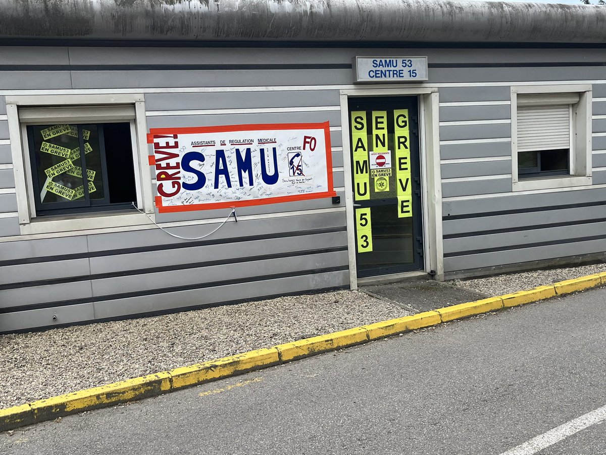 Remybesson's tweet photo. 🛑GRÈVE DES ARM #SAMU53 🛑
Mobilisation de notre corp de métiers #ARM sur la manifestation devant le @CHLaval53 ! 
👉Alors qu’en même temps nos collègues sont mobilisés face à une panne téléphonique ! 

🙏Merci aux Médecins Régulateurs du #SAMU53 pour leurs soutiens ! https://t.co/1vUsZohbGV