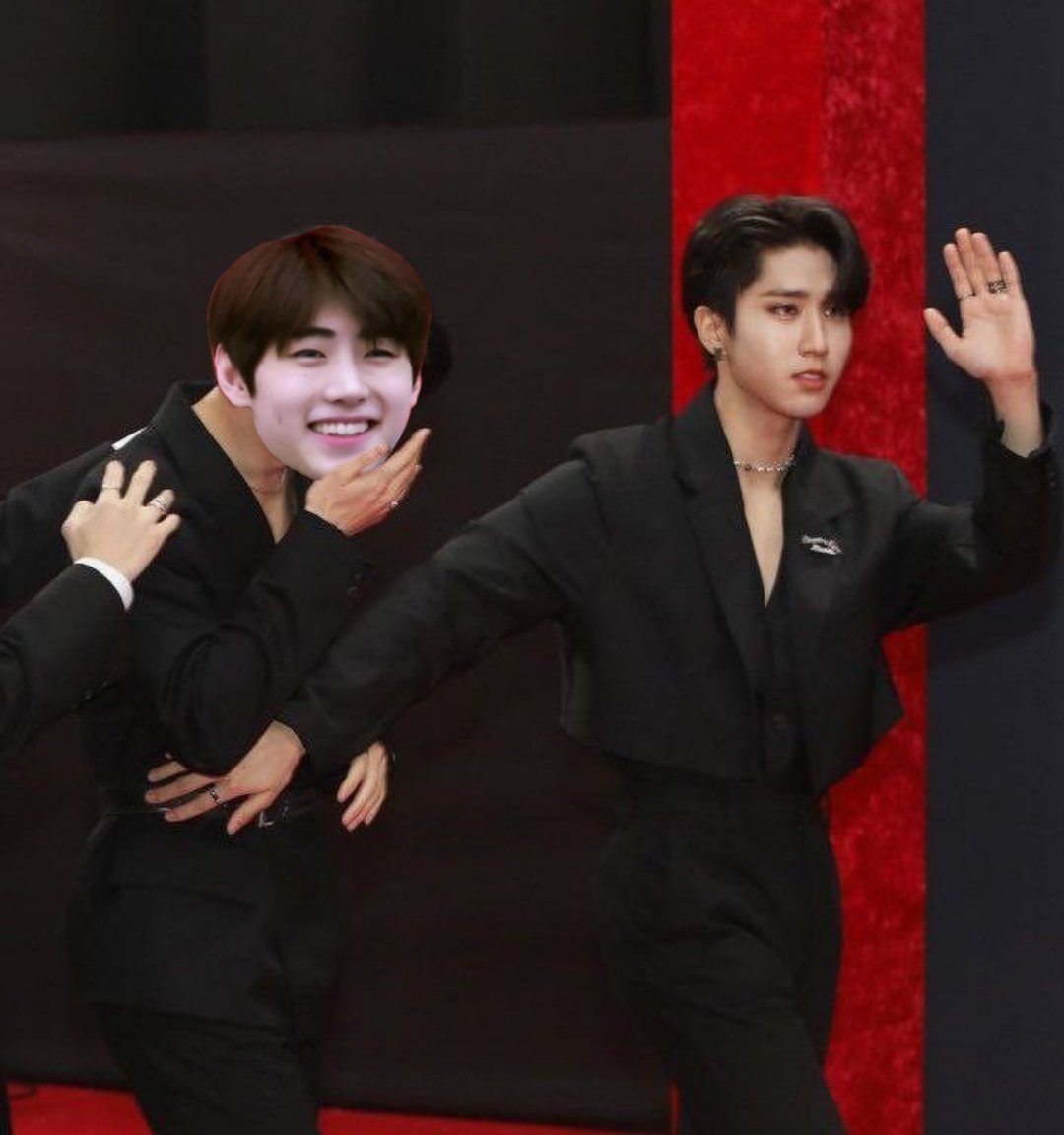 ehanjis's tweet photo. @hwangyeyi @AstrayEpitome setelah penampilan dari guest star yang meriah, Kepta kembali menaiki stage bersama partner MCnya dan juga perwakilan Quaesitors yang akan speech. Ia memandang lurus kearah depan, memperhatikan Quaesitors yang sudah kembali fokus dari break sekaligus penampilan tadi. https://t.co/t5nuFXu8uq