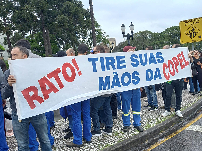 PintoEmmanoel's tweet image. Um pedido de CPI da Copel já conta com oito assinaturas na Assembleia do Paraná. A suspeita é de irregularidades na prestação de contas da empresa que Ratinho Junior quer privatizar. Além de provável aumento nas tarifas com a privatização.

LULA SALVE A COPEL