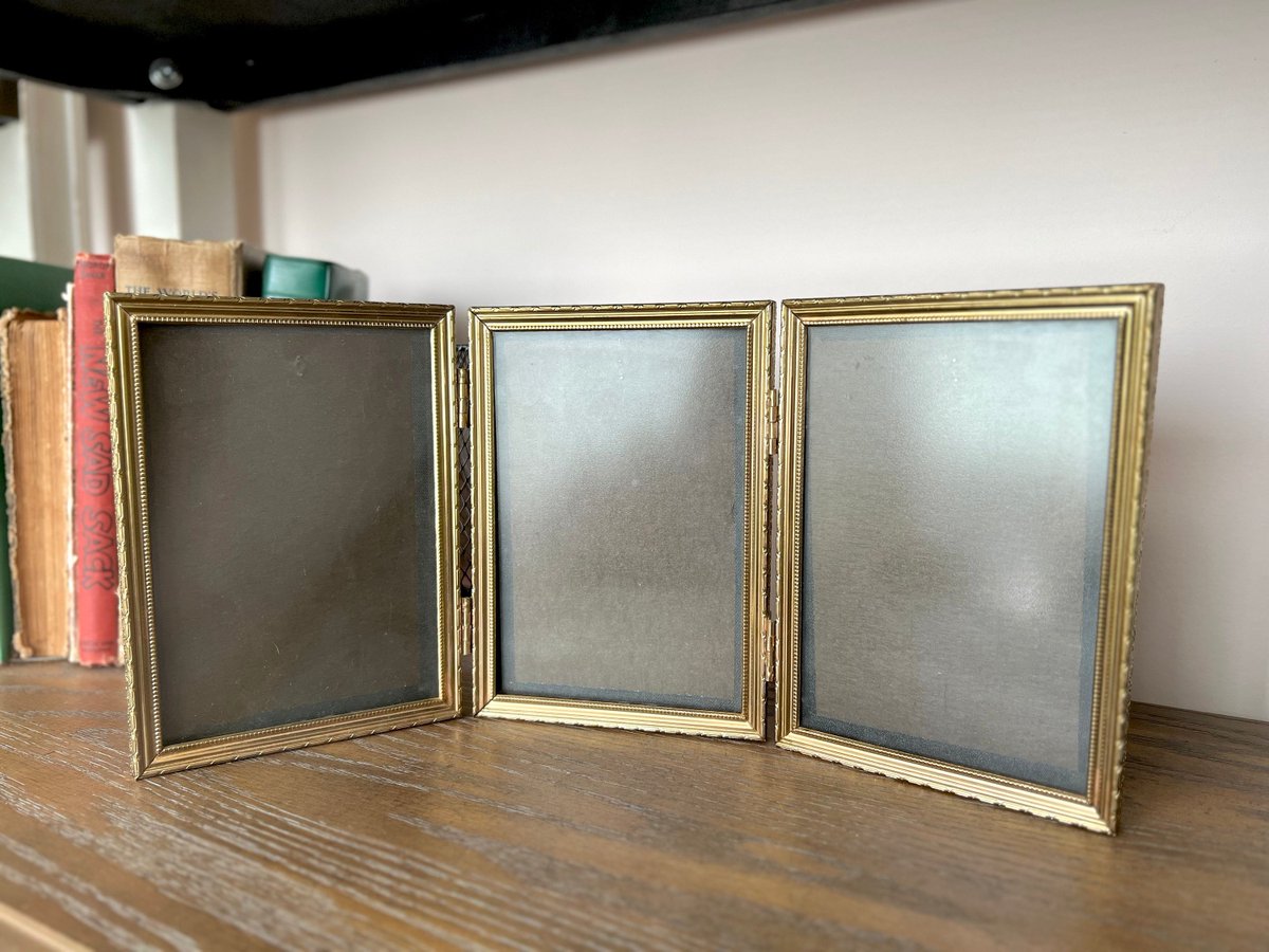 VSeagrape's tweet image. Sleek sellouts! 🤓. Order Vintage Frame, Vintage Golden Tarnished Metal Triple Picture Frame w Glass, Picture Frame for 3 Pictures, Vintage Home Decor, Retro Decor at $29.00 from etsy.com/listing/148300… #VintageFrame #PictureFrame