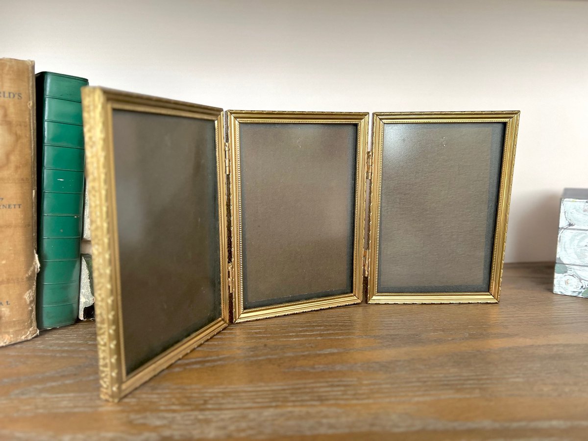 VSeagrape's tweet image. Sleek sellouts! 🤓. Order Vintage Frame, Vintage Golden Tarnished Metal Triple Picture Frame w Glass, Picture Frame for 3 Pictures, Vintage Home Decor, Retro Decor at $29.00 from etsy.com/listing/148300… #VintageFrame #PictureFrame