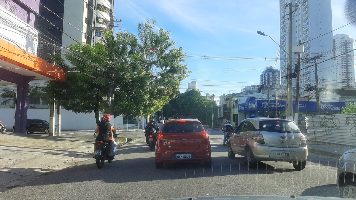 Semáforo do cruzamento da 9 de janeiro com a Mundurucus encoberto pela árvore, prejudicando a visualização do motorista. @SeMOB_Bel