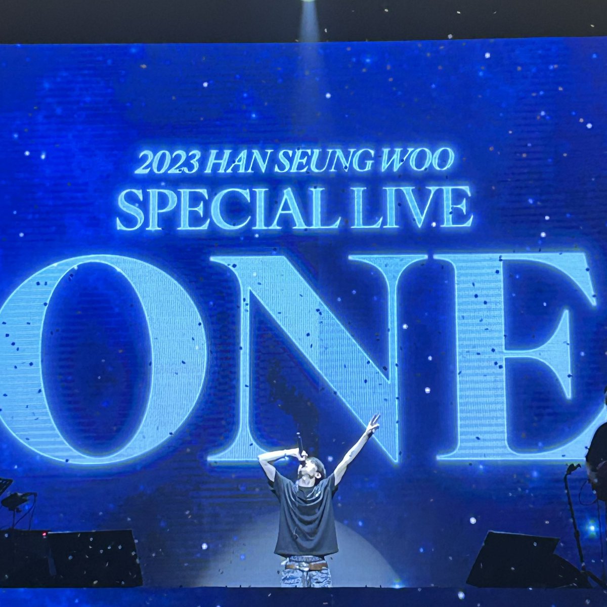 무대 위에서 뛰고, 춤추고, 눕기도 하면서
온몸으로 즐거움을 표현한 승우 덕에
승우가 무대를 얼마나 사랑하는지,
무대 위 승우가 얼마나 멋있는지
다시 한 번 깨닫게 됐어 🥹
그리고 그만큼 나도 너무 행복했어..🫶
승우의 기적들을 지켜보고 함께할 수 있음에 감사해 💜

#승우와_한아_영원히_ONE