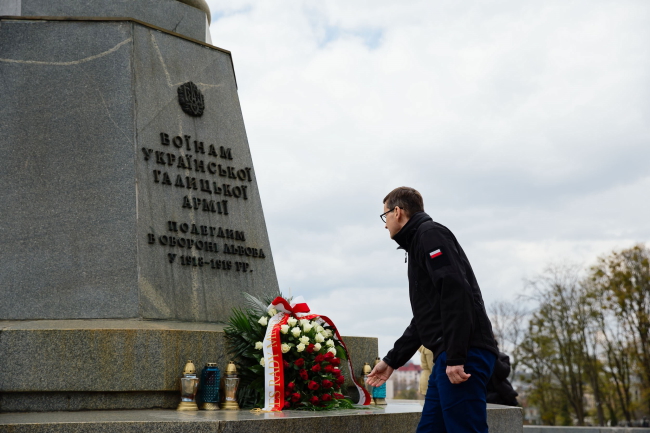 Wisia_S's tweet photo. Krzyż z kijków‼ Brak szacunku dla konających w torturach niewinnych ofiar i całego 🇵🇱narodu. Ale czego można się spodziewać po poplecznikach 🇺🇦oprawców, składających kwiaty #katom? Najwyższy czas pozbyć się  #morowej zarazy i odsłonić pomnik mistrza Pitynskiego:„Rzeź Wołyńska”❗ https://t.co/ARb7suJ4Ou