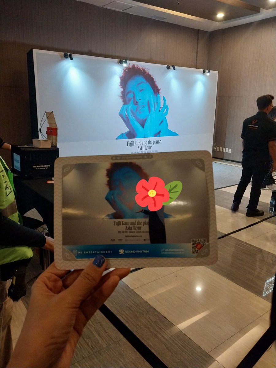 KazeFujii's tweet photo. I waited for an hour after the concert to take pictures on the photo booth but it was so worth it 🥹💙

#FujiiKazeinJakarta #FujiiKazeAsiaTour2023 https://t.co/krNITp5ecH
