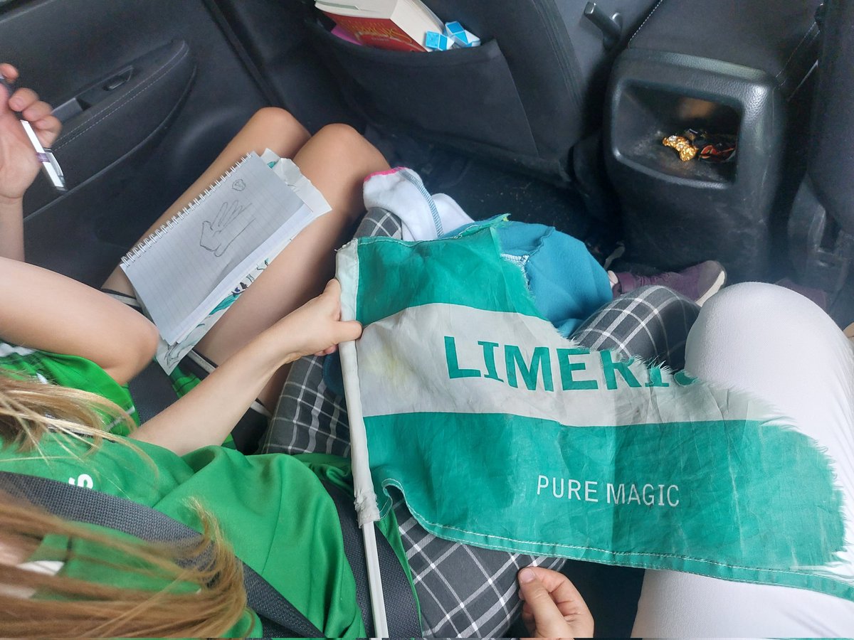 AineFitzgeraldA's tweet photo. She's a little on the tired side but it's the sentiment that counts 😁
💚 #Crokerbound https://t.co/gVatsehPOJ