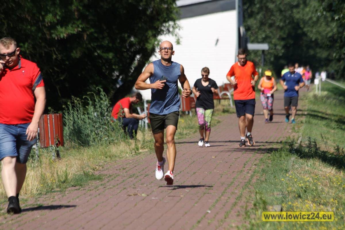 DawidPiorun's tweet photo. Masa mięśniowa prezentuje się nieźle podczas biegu.💪

#fittata #bieg #parkrun https://t.co/ogMuVFNXop
