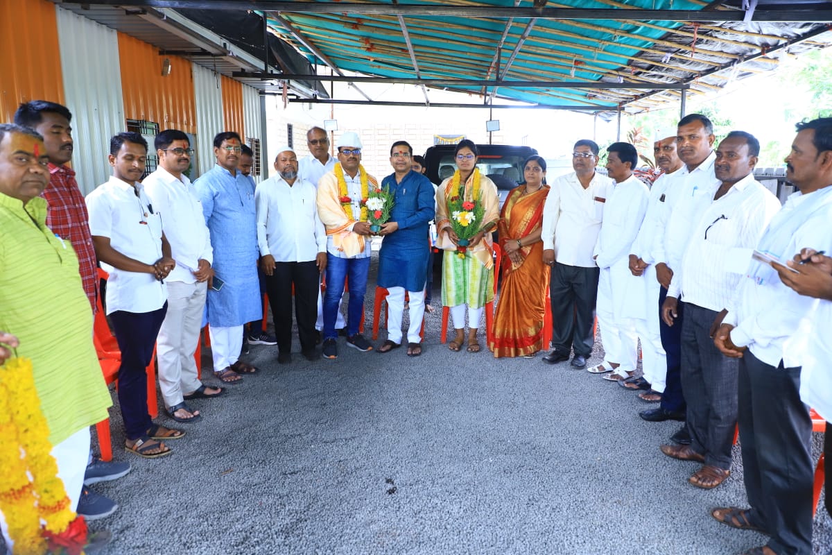 AbhiPawarBJP's tweet photo. एमपीएससीमार्फत पीएसआयपदी निवड झालेल्या मतदारसंघातील यशवंतांचा सत्कार केला.!

औसा तालुक्यातील लामजना गावचे शेतकरी श्री राजकुमार चिल्ले यांची कन्या कु शितल चिल्ले, भादा गावातील भाजीपाला विक्रेते श्री बाबासाहेब महांडुळे यांचे सुपुत्र कु. नागनाथ व एरंडी येथील शेतकरी श्री शब्बीर शेख यांचे सुपुत्र आदम यांची नुकतीच पोलीस उपनिरीक्षक (PSI) पदी निवड झाली आहे. आज निवासस्थानी या तिघांचाही सत्कार करून त्यांचे व त्यांच्या कुटुंबियांचे अभिनंदन केले. यावेळी त्यांच्याशी मनमोकळा संवादही साधला.

सामान्य कुटुंबातील लेकरांनी कष्ट करून स्वतःच्या हिंमतीवर मिळवलेले यश पाहिले की मन प्रसन्न होऊन जाते. #mpsc #PSI