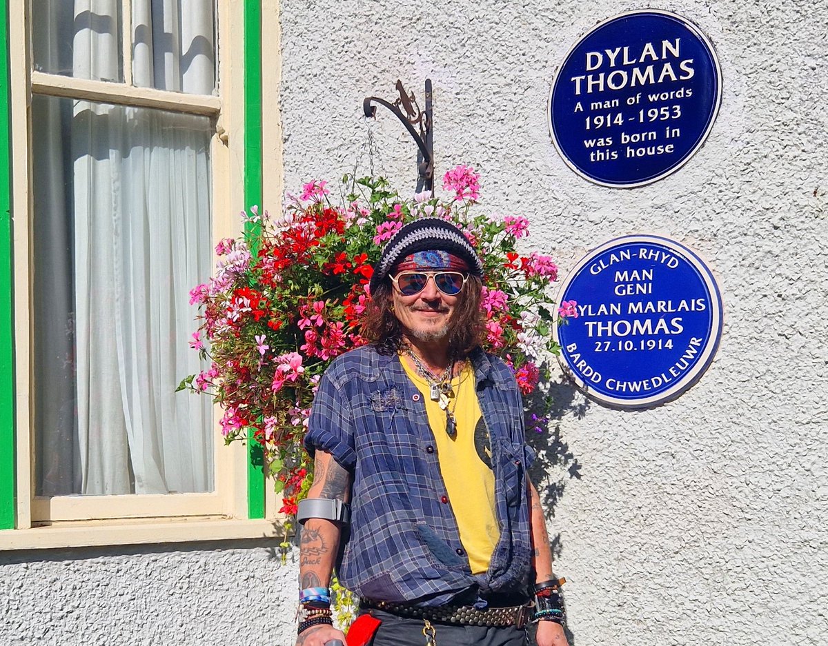 dylanthomashome's tweet image. JOHNNY DEPP 💥
We were privileged to welcome Johnny Depp to the Dylan Thomas Birthplace yesterday!

It was a pleasure to show Johnny around the house where Dylan was born, and where he wrote the majority of his published work 🧵 

#JohnnyDepp #DylanThomas #DylanThomasBirthplace