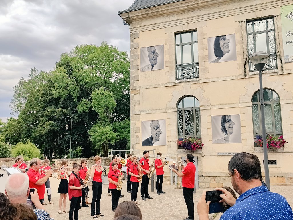 Collège Victor Hugo - Rugles (@hugorugles) on Twitter photo Pour leur dernier jour avant les #Vacances, les élèves du collège <a href="/HugoRugles/">Collège Victor Hugo - Rugles</a> ont visité l'Expo photos #Ruglart sur le thème "territoire d'illusions" ; expo qui s'affiche sur les murs de la ville et pour laquelle vous trouverez des visages connus de nos élèves <a href="/patsagaphoto/">Patrick Forget</a> #TER Pour leur dernier jour avant les #Vacances, les élèves du collège <a href="/HugoRugles/">Collège Victor Hugo - Rugles</a> ont visité l'Expo photos #Ruglart sur le thème "territoire d'illusions" ; expo qui s'affiche sur les murs de la ville et pour laquelle vous trouverez des visages connus de nos élèves <a href="/patsagaphoto/">Patrick Forget</a> #TER