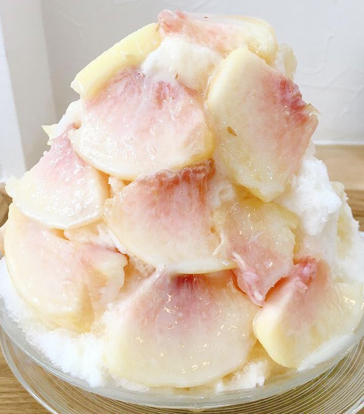 東京都人形町駅近くにあるお店「フルーツカフェpomp」の、白桃を丸ごと1個贅沢に使用し、桃で全面埋め尽くされた「白桃ミルクかき氷」✨