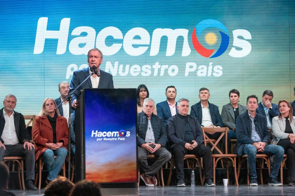 CordobaVerdad's tweet photo. “¿𝗦𝗔𝗕𝗘𝗡 𝗟𝗢 𝗤𝗨𝗘 𝗦𝗘𝗥𝗜́𝗔 𝗔𝗥𝗚𝗘𝗡𝗧𝗜𝗡𝗔 𝗦𝗜 𝗘𝗦𝗧𝗨𝗩𝗜𝗘𝗥𝗔 𝗚𝗢𝗕𝗘𝗥𝗡𝗔𝗗𝗔 𝗖𝗢𝗠𝗢 𝗖𝗢́𝗥𝗗𝗢𝗕𝗔?»
Schiaretti lanzó su campaña presidencial en Córdoba.
"Vamos a hacer un gobierno federal en serio".
https://t.co/YdV651Gt3T https://t.co/U2WqYuxyZI