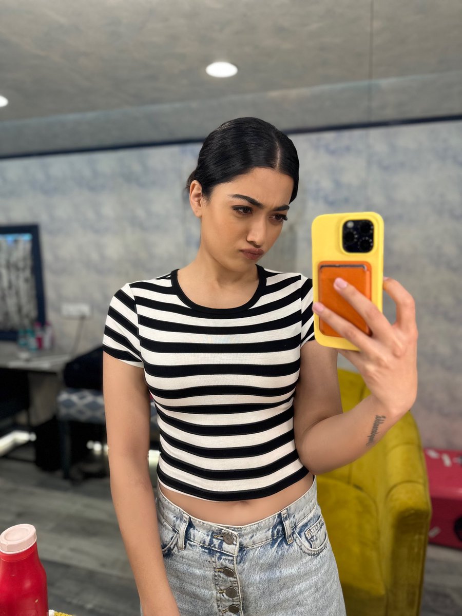 Trying to get my mirror selfie right 🫶🏻

Do you think I'm getting better at it?