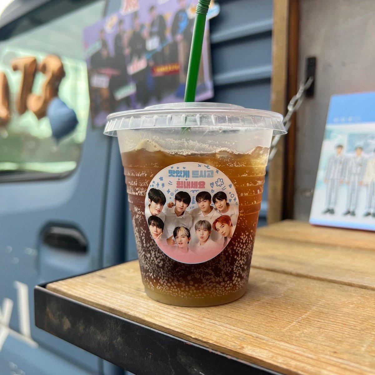 ☆𝘽𝘼𝙀𝟭𝟳𝟯 𝙅𝘼𝙋𝘼𝙉 𝙎𝙐𝙋𝙋𝙊𝙍𝙏☆

배칠삼 일본공연을 응원하기 위해 
커피차를 준비했습니다! 
멤버들 예쁘게 봐줘서 고마워요:)
일본팬미팅 끝까지 화이팅!!

#BAE173 #비에이이173
#BAE173JAPANFANMEETING2023
