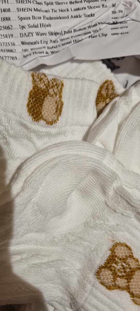 sehrish_s's tweet photo. @SHEIN_Official  is there an email address or phone number I can contact to raise an issue with this order? This product is listed as nonrefundable on my order but the difference in the advertised images and what I received is clearly wrong https://t.co/A9n2Pkx5id