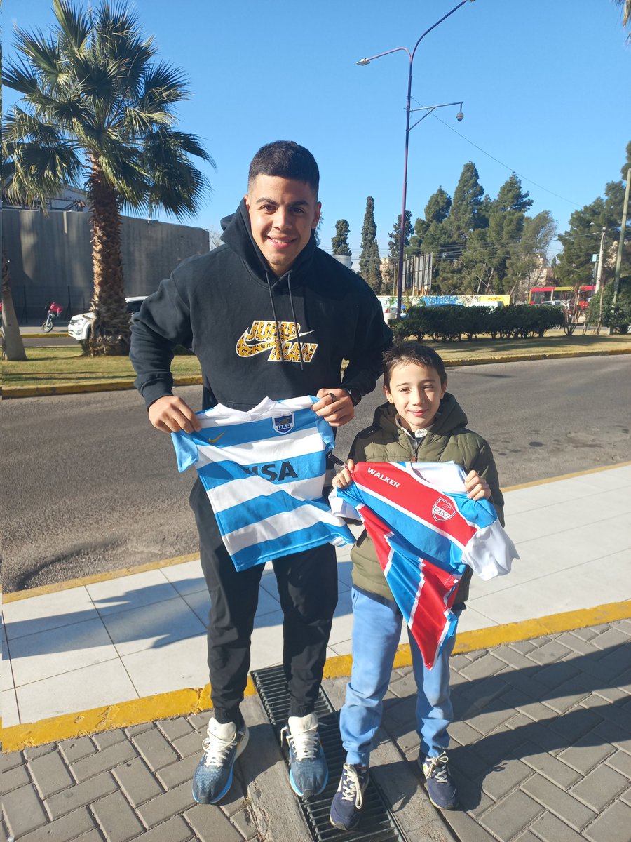 MauricioSM1979's tweet photo. Gracias por la buena onda @santiagochocob1 , Fermin se lleva un hermoso recuerdo de mendoza !!! Gracias crack !! https://t.co/XcqRvh9Hlu