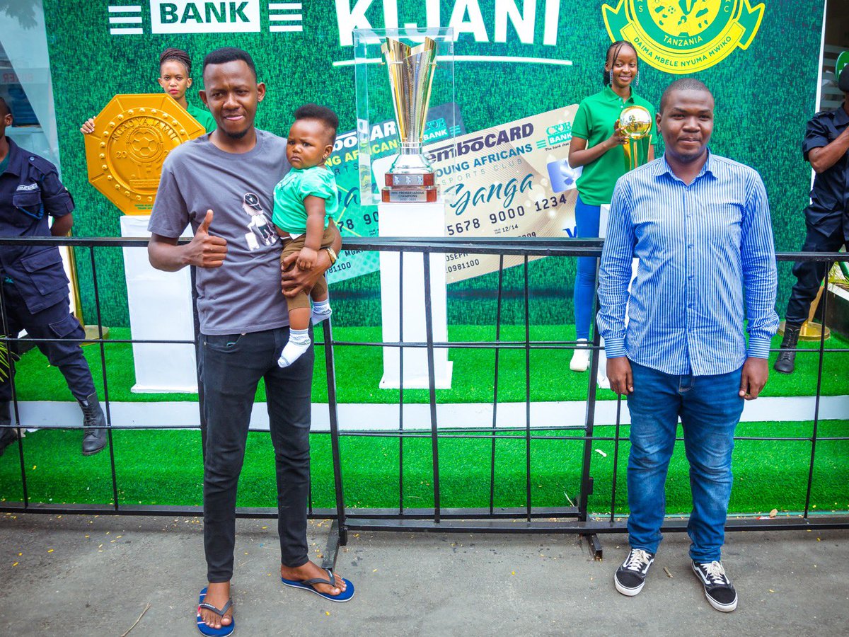 CRDBBankPlc's tweet photo. Wananchi na makombe yao huwaambii kitu 💚💛

Karibu tawi letu ndani ya SabaSaba ujisajili ili ujipatie kadi yako ya uanachama 💳 inayokupa bima ya maisha ya hadi Tsh 3,000,000 na kukuwezesha kufanya miamala yote ya kibenki.

#CRDBxYanga
#tunakusikiliza https://t.co/vCx48W1X3l