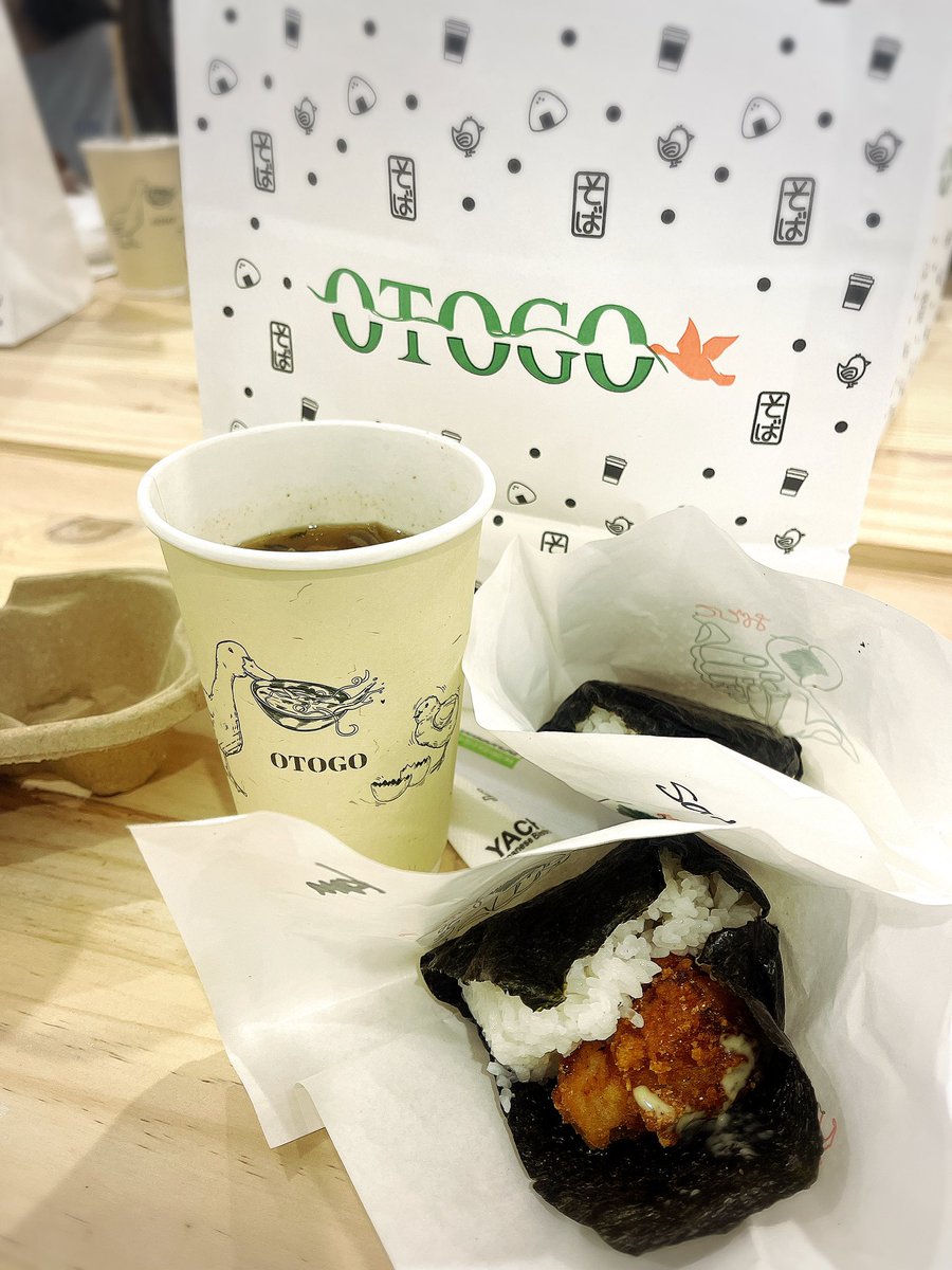 YukakoWong's tweet photo. 近所に出来たおにぎり🍙と蕎麦の店OTOGOに行って来ました、カップに入ったお蕎麦、食べやすい。ご飯はセブンのおにぎりのお米、はえぬきなんだそう。わ〜!👏なんて喜んで聞いてたけど良く考えたらそれはクオリティー良いの?どうなの??わからなくなった、とりあえずおすすめです★★★★
#OTOGO https://t.co/4NAy68ZVr1