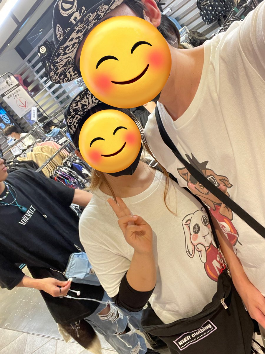 BAYASHI0905's tweet photo. 夫婦になって初めてショップにきました！
めっちゃ楽しいかった！！！

 #NieR_tokyo https://t.co/TLPuiHZnd6