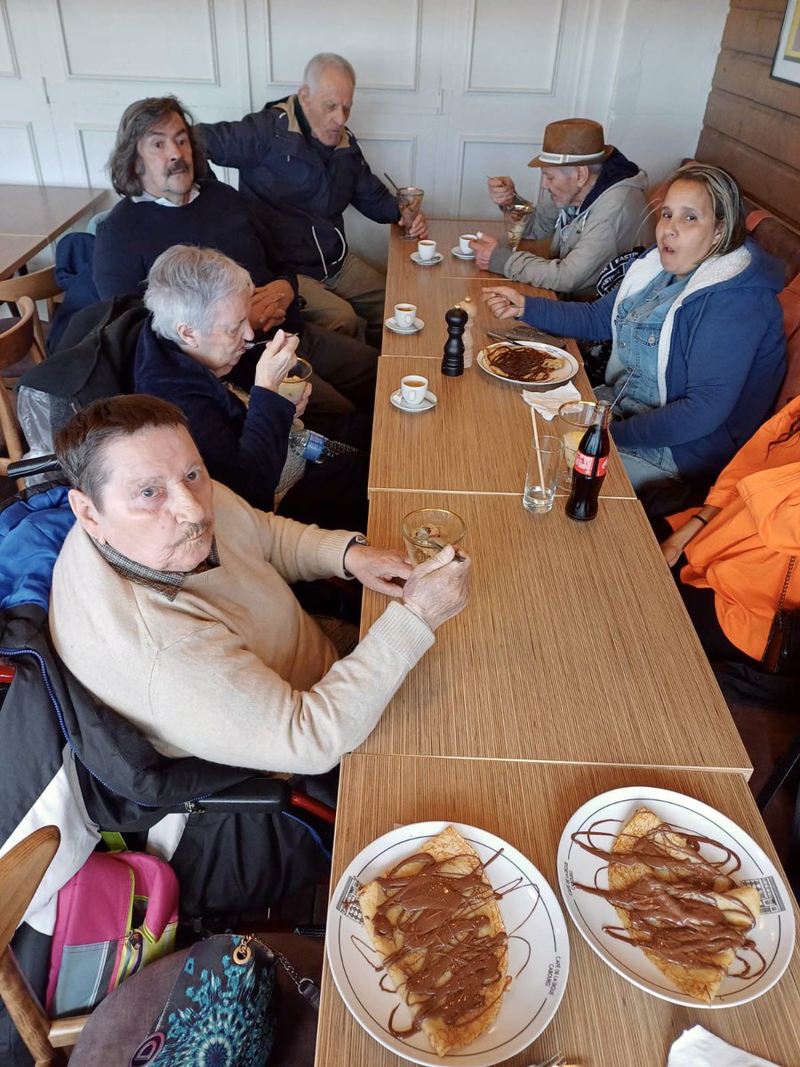 CH_Argenteuil's tweet photo. #Ete2023 | 🐠 Cette semaine, nos Happy Résidents de l’USLD étaient à la @Ville_Cabourg pour un picnic en plein air avec nos jeunes du #valsud.
🍦 Au programme de l’après-midi : Petit tour sur la promenade Marcel Proust avec le ciel bleu, et pause goûter avec une bonne glace ! https://t.co/UNKiuGjxD0