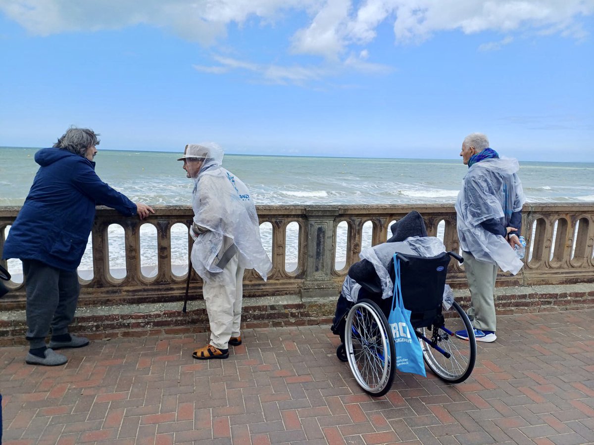 CH_Argenteuil's tweet photo. #Ete2023 | 🐠 Cette semaine, nos Happy Résidents de l’USLD étaient à la @Ville_Cabourg pour un picnic en plein air avec nos jeunes du #valsud.
🍦 Au programme de l’après-midi : Petit tour sur la promenade Marcel Proust avec le ciel bleu, et pause goûter avec une bonne glace ! https://t.co/UNKiuGjxD0