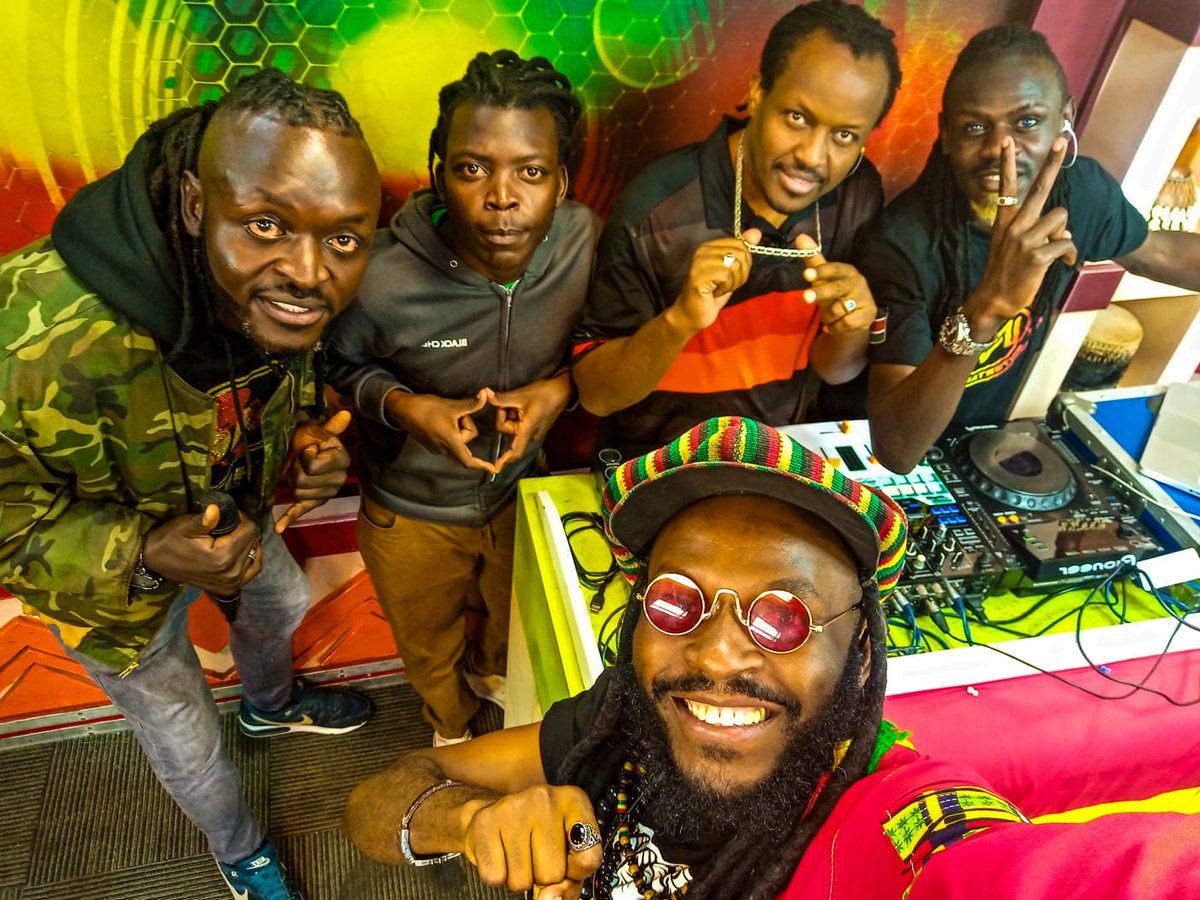 KamemeTvKenya's tweet photo. Team wollan ๐ท๐ท๐ท Show iko hewani #CiaReggae na MOCH, MC Ghettochild Dj Santuri, Dj Mash 254 na MC Sheriff
Drop request yako SMS 21182 https://t.co/szBrBzlcd4