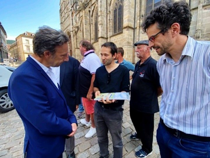 📖Très fiers d'avoir remis à <a href="/bernstephane/">Stéphane Bern</a> un exemplaire dédicacé de la bande dessinée #Sortisdesrails, lors de sa visite à @AutunVille.

Comme lui, nous tentons de mettre en valeur le #patrimoine de nos territoires !

Une BD à découvrir ici : bdsortisdesrails.hloc.fr