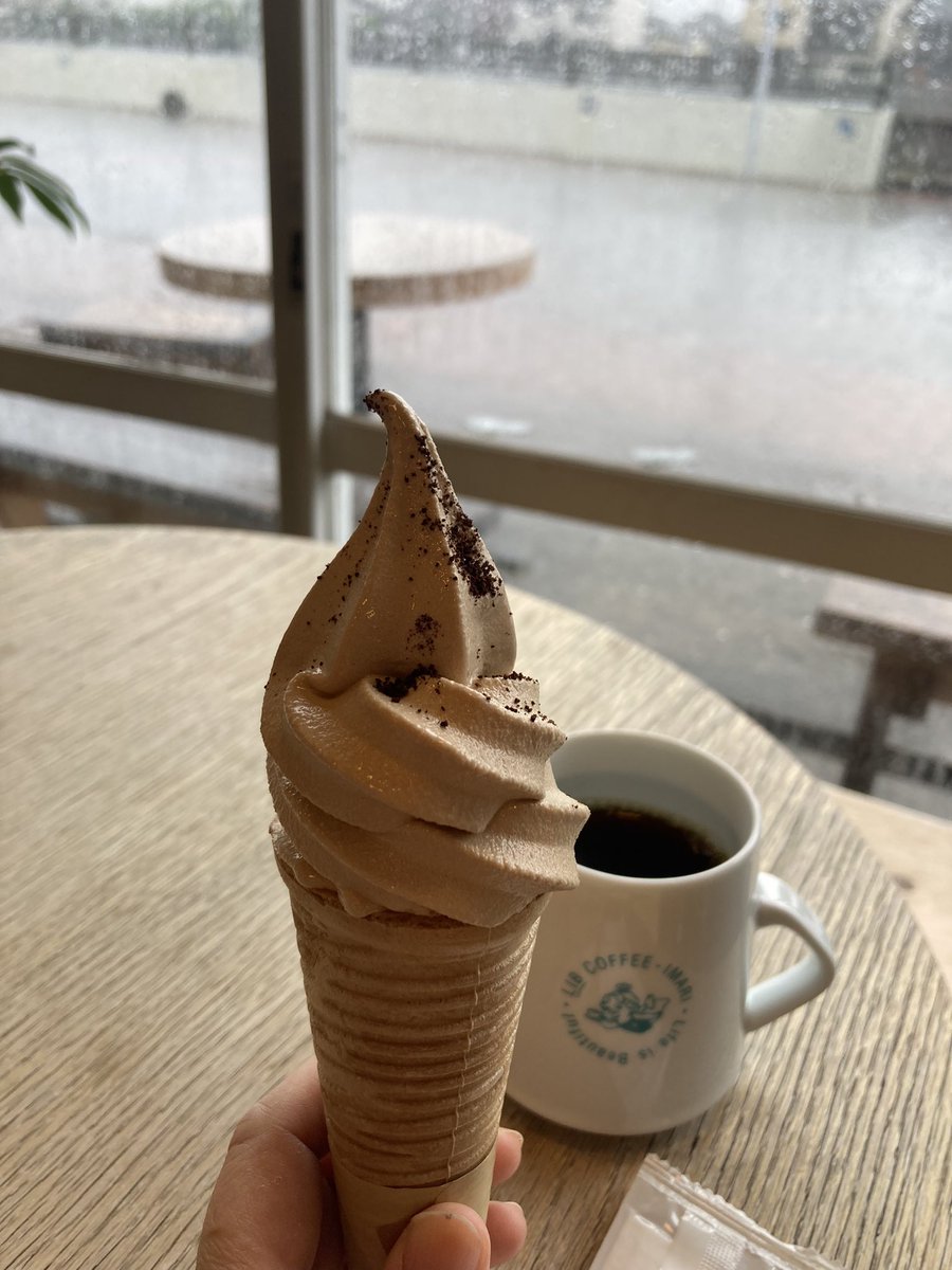 piyopiyo_2024's tweet photo. 大雨になっちゃった😆
久々に行った伊万里の #LIBCOFFEE
で、カフェラテのソフトクリーム🍦とブレンドコーヒー☕️を。
今読んでる #彼は彼女の顔が見えない
はミステリアス。
どうなるのかハラハラしてる😱 https://t.co/6vK36zCPdC