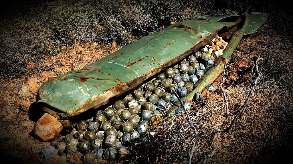 SebastianoPapa1's tweet photo. 'CAA NISCIUNO È FESSO!
Gli #USA producono le micidiali #BOMBEaGRAPPOLO & #ATOMICHE per venderle o usarle, come a #Hiroshima & Nagasaki.
L'ipocrisia di #JoeBiden e l'#Escalation di un attacco nucleare sembrano evidenti.
#UE, #Italia che aspettate a ferlarli?
#UkraineRussiaWar https://t.co/nrfBama3Od