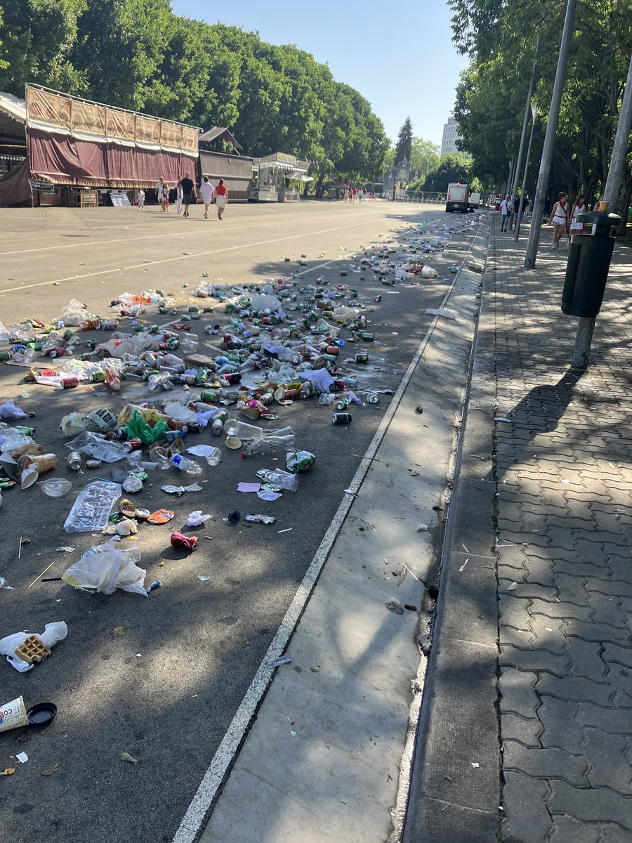 Damos las gracias al servicio de limpiezas por su gran labor. Sin ellos sanfermines no sería lo mismo