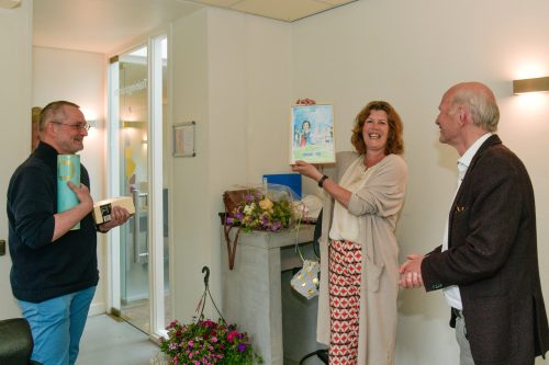 MSwebNL's tweet photo. ‘Als fysiotherapeut heb ik een signaalfunctie’: https://t.co/woEwolmDjj #MS #MSweb #magazine #MSzien Fysiotherapeut Alie Elbers (55) nam op 30 mei, Wereld MS Dag 2023, de Nora Holtrust Prijs in ontvangst. De award werd voor de derde keer uitgereikt aan iemand die zich het ... https://t.co/iFBmKXxGaZ