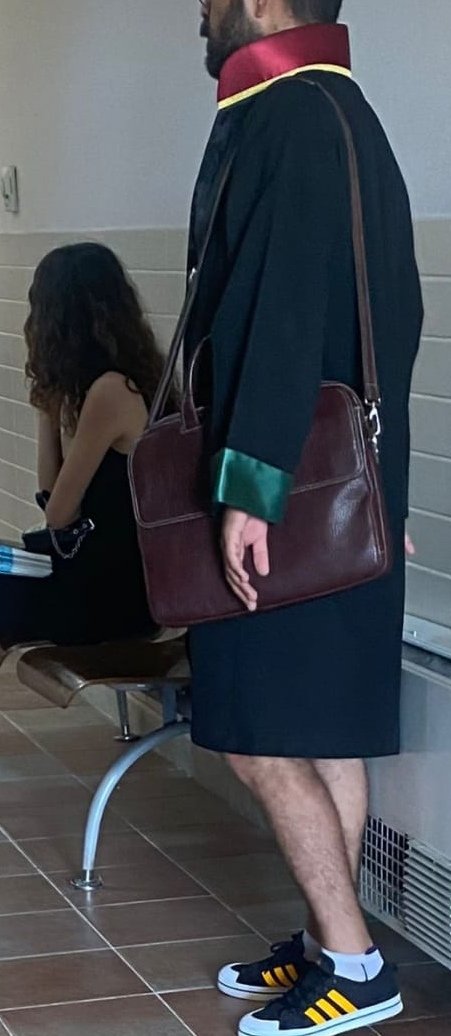 - Aşağıdaki tweet zincirini okumadan önce fotoğrafı tıklayarak büyütünüz lütfen! - 

1136 s.lı Avukatlık Kanunu'nun 49.maddesi şöyle buyuruyor :