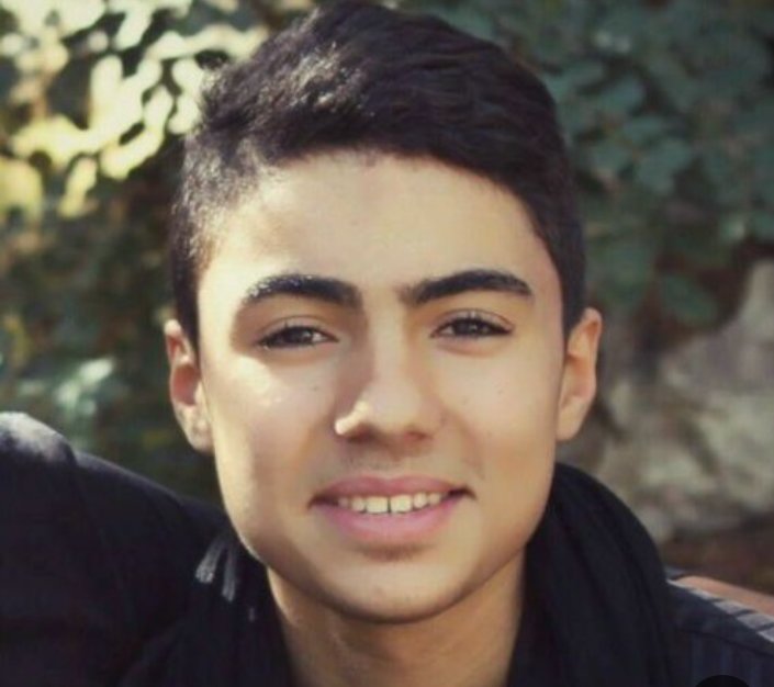 هذا الفتى معلم حقيقي...
#الشهيد_علي_الهادي_حسين