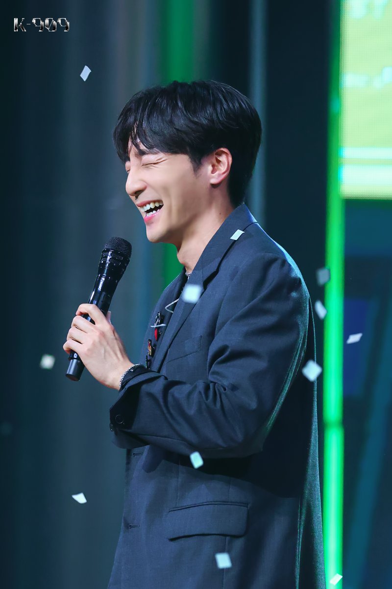 jtbc_K909's tweet photo. [#909현장포토 📷]

무반주 라이브부터 챌린지까지
하고 싶은 거 다 하고 간 로이킴

꿈꿔왔던 순간이 현실이 된
그 현장 사진으로 만나보시죠 💗

#K909 #KPOP
#로이킴 #ROYKIM 
@official_roykim https://t.co/Lu6M3kbISm