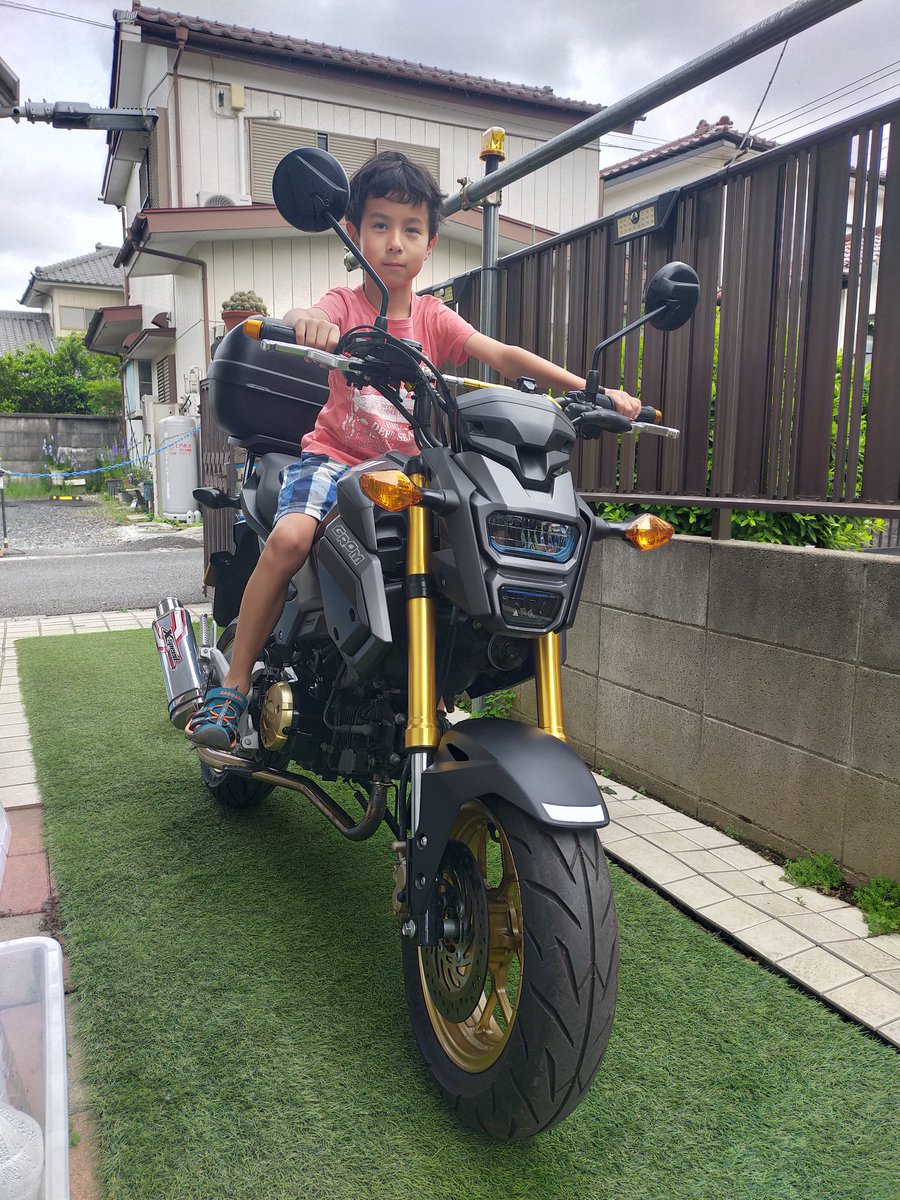 WildduckMotors's tweet photo. うちの子供社長で御座います🥰愛車はホンダGROM125で御座います。いま8歳で御座います。かろ���じて片足が届くようになりました。将来はおにーさん、おねーさんみたいなかっこいいライダーになりたいです。よろしくお願いします🥰 https://t.co/ynRIjPmNEb