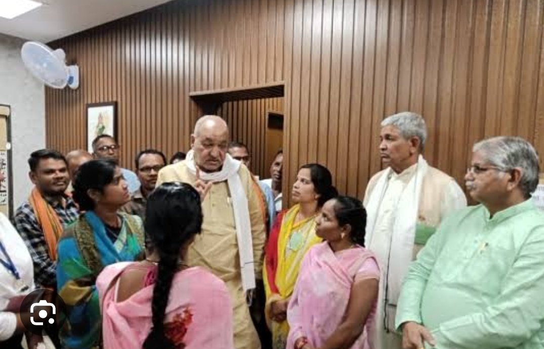 sspandey24's tweet photo. @bhupeshbaghel कका, छत्तीसगढ़ महतारी के मान सम्मान तो आप मन बड़ करत हाव, रायपुर बूढ़ा तरिया में बईठे राज्य के विधवा बहनि, बहु बेटी महतारी, इखर बर कुछु करव।।
जेकर पीछे आप सत्ता में आए हाव।
ओखरो मान राखव।
अनुकम्पा नियुक्ति मंगत हावे, जेखर जयसन योग्यता ओला वैसने नियुक्ति दे न कका ll https://t.co/VrDaYzr2aP